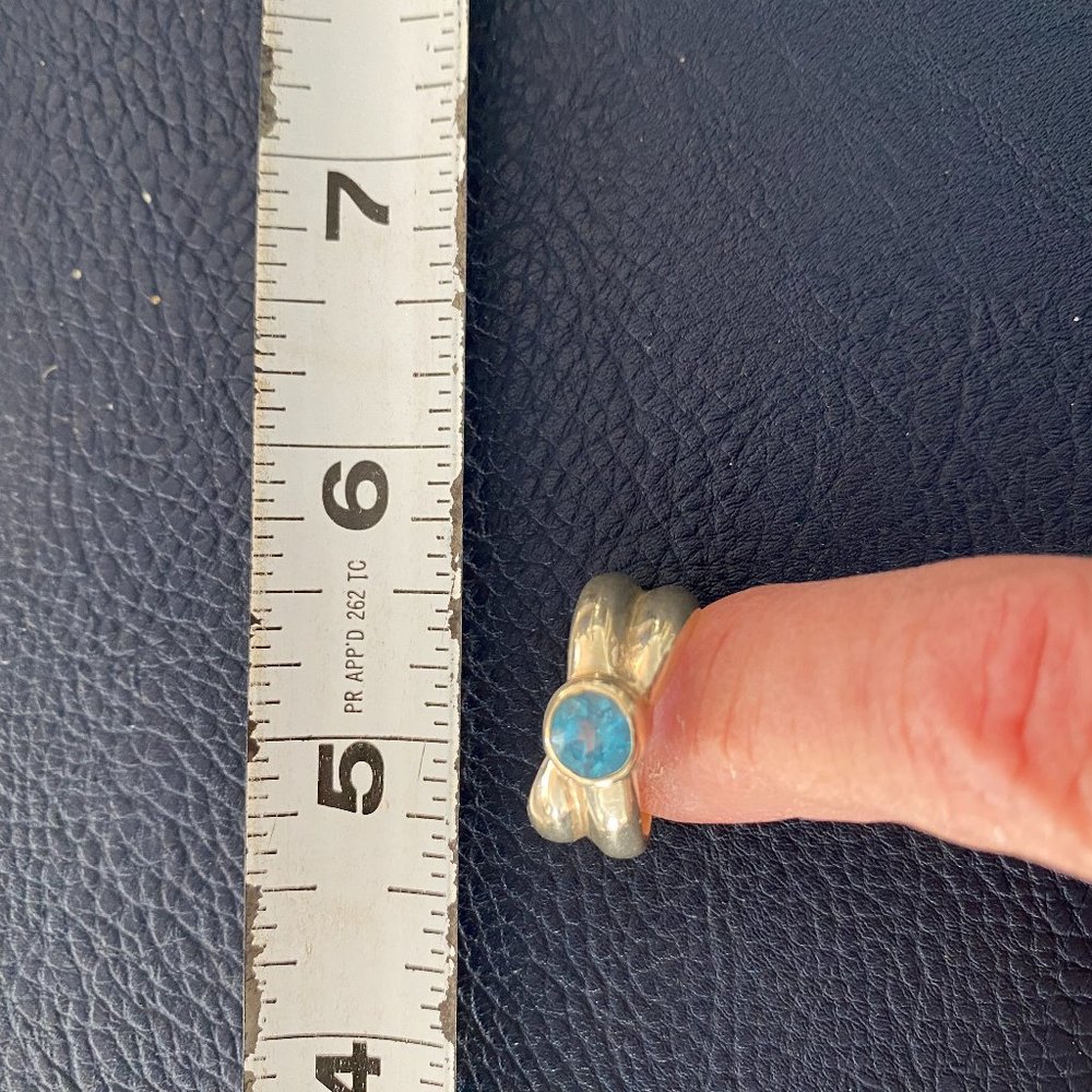 Silver fashion ring w/blue stone